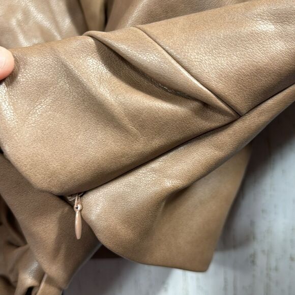 7 For All Mankind Faux Leather Jacket L Tan Twist Front Cropped Modern Chic - Picture 10 of 16